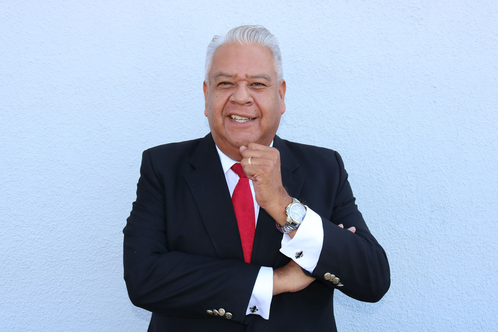 A man in a suit and tie posing for the camera.